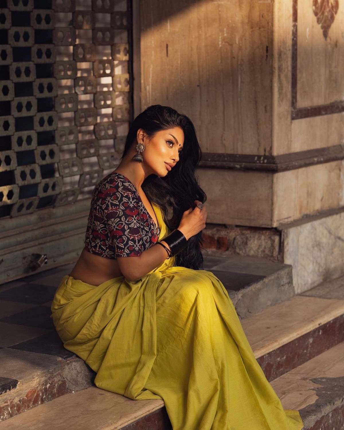 Chandrika Ravi stunning look in saree