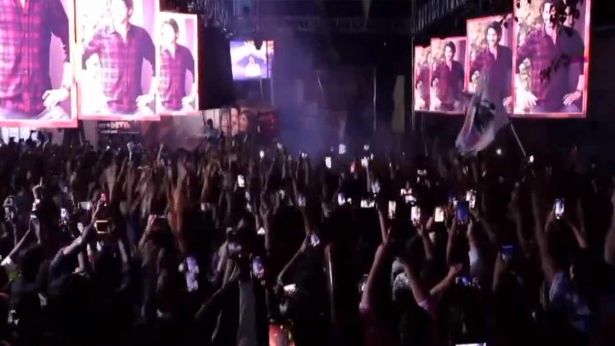 Mahesh Babu fans hungama at Sudarshan theater Guntur Kaaram Trailer Launch