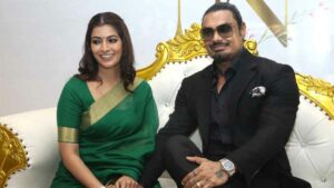 పెళ్లి తర్వాత మీడియా ముందుకొచ్చిన వరలక్ష్మి శరత్‌కుమార్